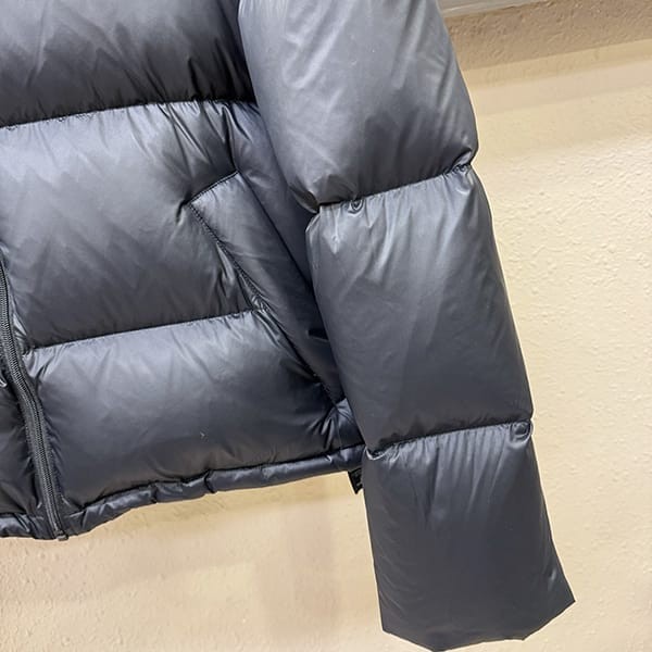 入手困難バレンシアガ n級品 3B SPORTS ICON SKI ダウンジャケット 2色 bab88470